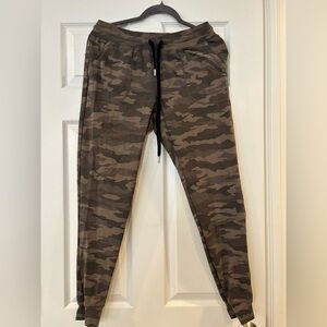 Women’s Zyia Unwind Camouflage Jogger Pants EUC SZ M